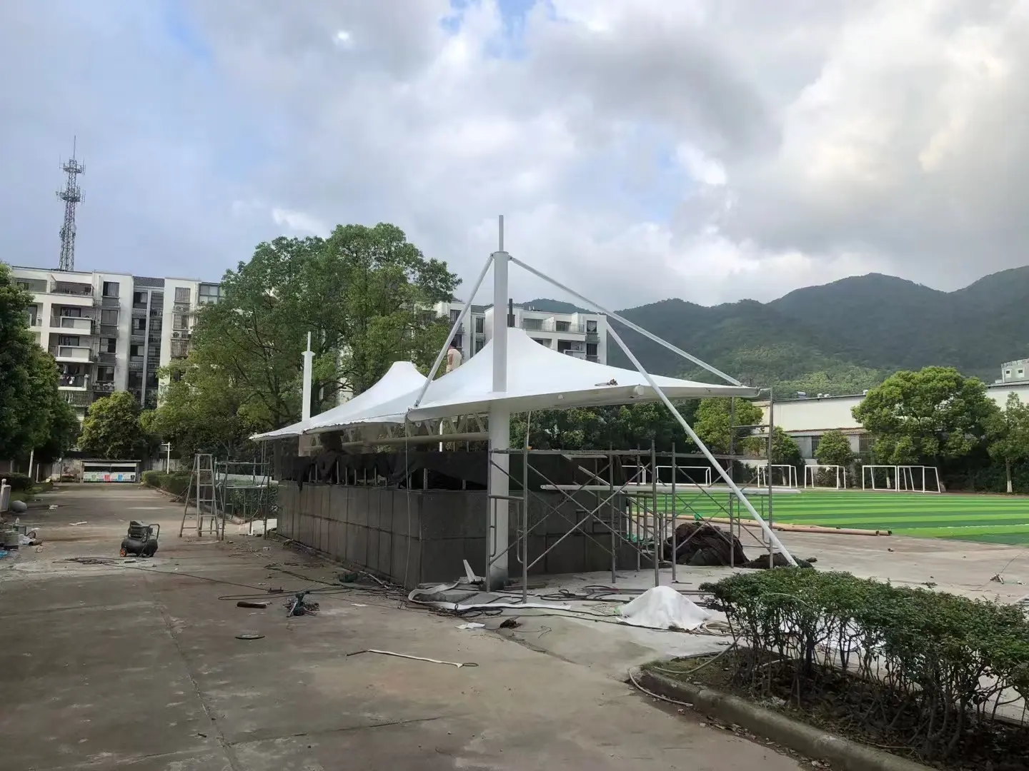 2026年贵州麻江停车棚球场棚改造纪实:老旧雨棚换新,运维压力怎么降